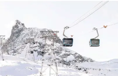  ?? FOTOS: PEDRO RODRIGUES/ZERMATT BERGBAHNEN AG ?? Mit der Glacier Ride kommen 2000 Skifahrer pro Stunde auf den Gletscher am Klein Matterhorn.