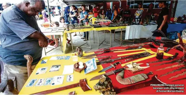  ??  ?? Menariknya setiap peserta
pameran
seni kraf tangan masing-masing dan pengunjung
terutama generasi muda berpeluang mencuba antaranya menganyam
ketupat PENGUNJUNG melawat pameran barangan antik yang terdapat
di Festival Warisan Kajang.