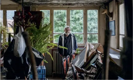  ??  ?? Daniel Falicon, dans la salle du Pappagallo. Le restaurate­ur et sa femme n’ont toujours pas perçu les aides promises par l’Etat.