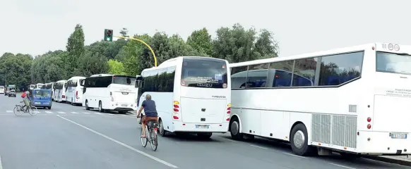  ??  ?? La fila di pullman in divieto di sosta e in doppia fila che anche ieri hanno invaso la parte finale del lungarno della Zecca Vecchia. Sotto i controlli dei vigili