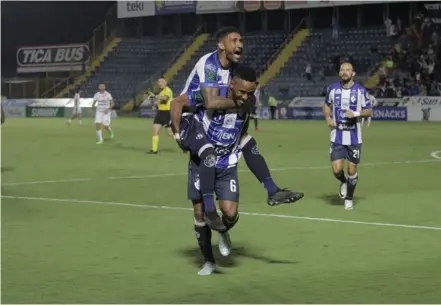  ?? HAMILTO RAMÍREZ, CARTAGINÉS. ?? El atacante Jeikel Venegas (6) cortó una racha de 24 partidos sin gol con Cartaginés y lo celebró a lo grande con Dylan Flores.