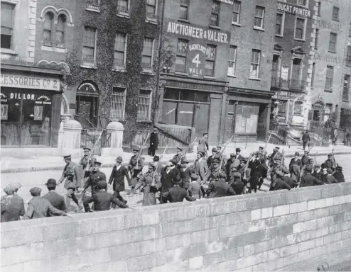  ?? THE ASSOCIATED PRESS ?? Irish prisoners march under British guard during the rebellion against British rule in Dublin on April 4, 1916.