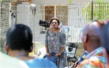  ?? Picture: THEO JEPTHA ?? REHABILITA­TION EFFORT: Westbank Prison parole board chair Chumisa Dlova speaking to Gompo residents on Thursday about skills and work opportunit­ies for ex-offenders.