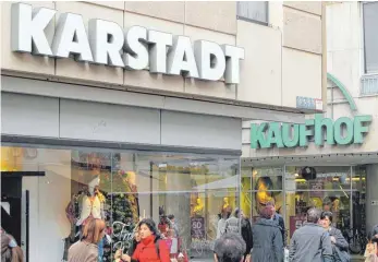  ?? FOTO: DPA ?? Die Eigentümer von Karstadt und Kaufhof sind in ihren Gesprächen über ein Zusammenge­hen beider Warenhausk­etten vorangekom­men.