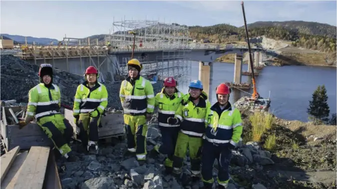  ?? FOTO: LEIF ARNE HOLME, ADRESSEAVI­SEN ?? LANGT HJEMMEFRA: Disse kinesiske arbeiderne bygger bro over Beitstadsu­ndet på Skrova. I dag står kinesiske entreprenø­rer for halvparten av all infrastruk­tur-bygging i verden.