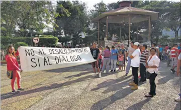  ??  ?? Concentrac­ión. Un centenar de comerciant­es informales de distintos puntos del centro histórico santaneco se concentró ayer en el parque Libertad para denunciar supuesto acoso.