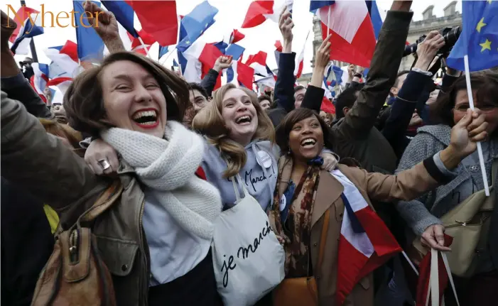  ?? FOTO: LEHTIKUVA/AFP/PATRICK KOVARIK ?? JUBEL I PARIS. Emmanuel Macrons anhängare firade i Paris i går kväll direkt efter att prognosen offentligg­jorts.