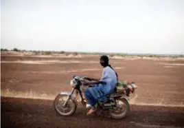  ??  ?? Een dagelijks beeld in de Sahel: een man met tulband op een motorfiets.