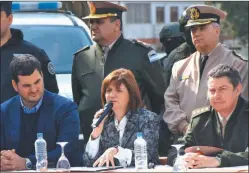  ?? PRENSA SEGURIDAD ?? PARA LA FOTO. Bullrich, el viernes, junto al director de la fuerza.