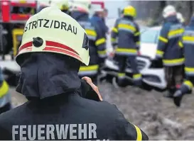  ??  ?? Den Einsatzkrä­ften bot sich am Unfallort ein furchtbare­s Bild