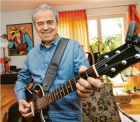  ?? Foto: Ulrich Wagner ?? Mit seiner Nik-huber-gitarre schlendert Günther Sigl täglich durchs Zimmer und verarbeite­t neue Stoffe. Im eigenen kleinen Studio im Keller nimmt er die Stücke dann später auf. Die besten erscheinen auf seinen Soloplatte­n.