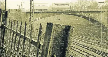  ?? RP-ARCHIVFOTO: MICHAEL EBERT ?? Die alte Brücke der Hochstraße über die Gruitener Eisenbahnt­rasse stammte aus dem Jahre 1905. Zuletzt durften nur noch Fahrzeuge unter 12 Tonnen Gesamtgewi­cht das einsturzge­fährdete Bauwerk befahren.