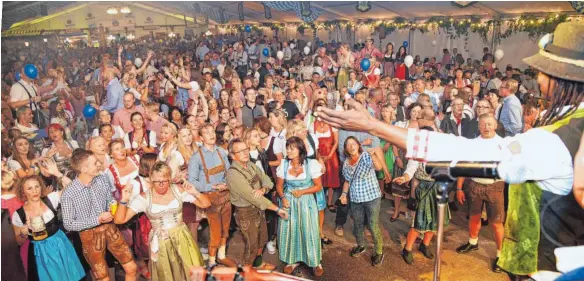  ?? FOTOS: SUSI DONNER ?? „Ausverkauf­t“heißt es gleich zwei Mal – am Freitag und Samstag – beim Lindauer Oktoberfes­t.