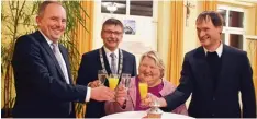  ?? Foto: Christian Kruppe ?? Stoßen gemeinsam auf 2018 an (von links): Der evangelisc­he Pfarrer Peter Lukas, Bürgermeis­ter Gerhard Mößner, Agathe Reiner vom Pfarrgemei­nderat und der ka tholische Pfarrer Hubert Ratzinger.