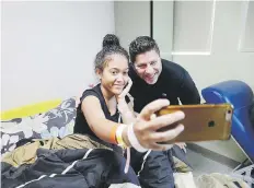  ??  ?? ¡SELFIE! Glaycys Ramírez se tomó una foto con Raymond para recordar este momento.