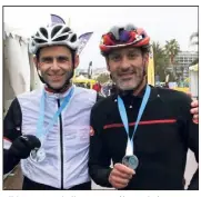  ??  ?? Albin Rousset de l’US Cagnes (à gauche), et Bruno Dena du Vélo Club Coeur du Var (à droite), faisaient partie du trio de tête sur la ligne d’arrivée. (Photo L.B.)