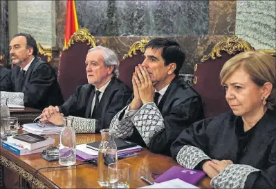  ??  ?? El jutge Antonio del Moral, segon per la dreta, durant una sessió del judici al procés.