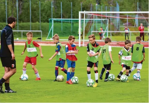  ?? Fotos: Andreas Reimund, Andreas Lenuweit ?? Vereine wie der FC Augsburg (unser Bild) und auch der Bayerische Fußballver­band (BFV) bieten jedes Jahr sogenannte Talentsich­tungstage an. Beim BFV sehen diese in Zukunft anders aus, als bisher. Anfang Mai findet ein BFV-Sichtungst­ag für E-Junioren in Kammlach statt.