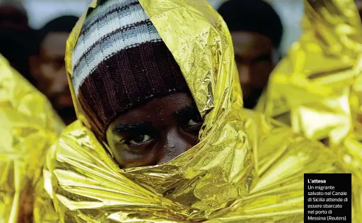  ??  ?? L’attesa Un migrante salvato nel Canale di Sicilia attende di essere sbarcato nel porto di Messina ( Reuters)