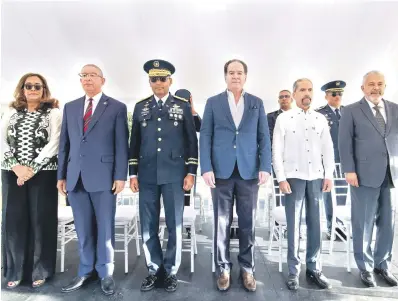  ?? ?? Gema Hidalgo, Wilson Gómez Ramírez, mayor general Carlos R. Febrillet, Manuel Corripio, Juan Pablo Uribe y Fabio Cabral, durante el acto solemne.