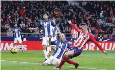  ?? — Reuters ?? Atletico Madrid’s Fernando Torres scores their first goal.