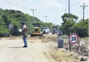  ?? LUIS RODRÍGUEZ ?? Un obrero realiza labores en un tramo de la vía.