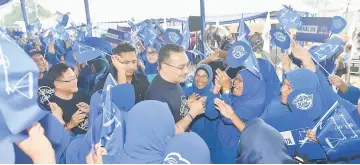  ??  ?? BN supporters greet Hishammudd­in at the compound of Sembrong Community Centre in Kluang. — Bernama photo