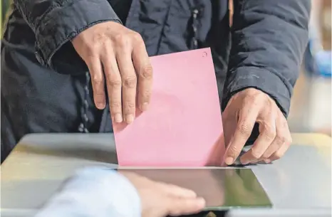  ?? FOTO: WOLFRAM KASTL/DPA ?? Menschen mit einer Betreuung dürfen bei der kommenden Bundestags­wahl mitwählen. Rund 85 000 Menschen sind davon betroffen.