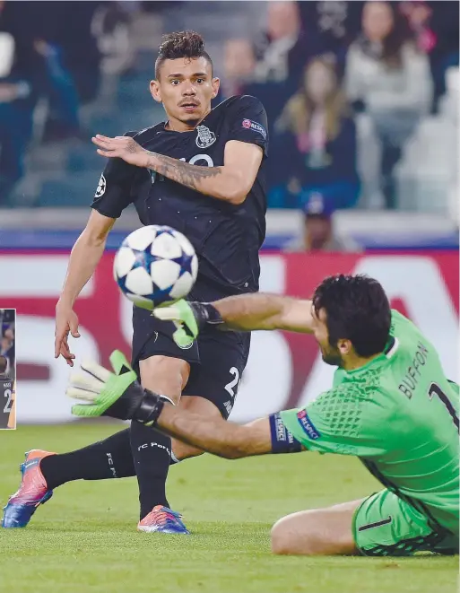  ??  ?? Soares isolou-se, enfrentou Buffon, tirou as medidas à baliza, mas atirou ao lado. Foi por um Tiquinho...