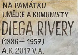  ?? Alexey Klyuykov a Vasil Artamonov sáhli v Brně v Údolní ulici do „dějinných pravd“a některým lidem se to dost nelíbilo... FOTO MAFRA – ANNA VAVRÍKOVÁ ?? Nechte toho!