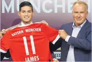  ?? FOTOS AFP ?? James posa con la camiseta 11, junto a Rummenigge.