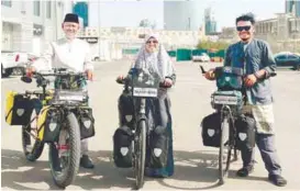  ?? BERNAMAPIC ?? Ahmad (right), Noradilah and Abdul Halim spent three months on a cycling expedition to Saudi Arabia. –