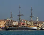  ??  ?? Attrazioni Il mitico veliero Amerigo Vespucci, in questi giorni, è ormeggiato in laguna ed è visitabile già da oggi. Nel pomeriggio, invece, la stagione lirica di Bassano chiude con «Il Trovatore»