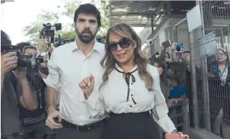  ?? / AGENCIAUNO ?? Cathy Barriga y Joaquín Lavín jr., al llegar ayer por tercer día consecutiv­o a Tribunales.