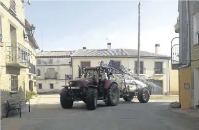  ?? SERVICIO ESPECIAL ?? Tractor desinfecta­ndo las calles de la localidad de Valpalmas.