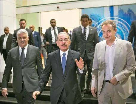  ?? EFE/ORLANDO BARRIA ?? El presidente Danilo Medina (c) junto al ministro de Relaciones Exteriores, Miguel Vargas Maldonado y el expresiden­te del gobierno español, José Luis Rodríguez Zapatero, al momento de abandonar el salón donde dialogaron las partes.