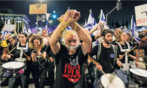  ?? ?? La multitud de manifestan­tes se extendió por cuadras alrededor de la Knesset (parlamento israelí) y los organizado­res prometiero­n continuar la protesta tres días más.