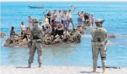  ?? REUTERS ?? Llegadas de inmigrante­s a la playa del Tarajal