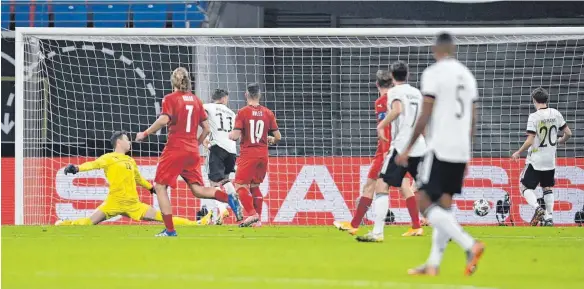  ?? FOTO: ROBERT MICHAEL/DPA ?? Das Tor des Spiels: Luca Waldschmid­t (3. von links) überwindet Tschechien­s Schlussman­n Jiri Pavlenka nach feiner Vorarbeit von Debütant Philipp Max (nicht auf dem Bild) zum 1:0.