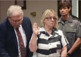  ?? ROB FOUNTAIN — THE PRESS-REPUBLICAN VIA AP, POOL, FILE ?? Joyce Mitchell raises her hand during a court appearance in Plattsburg­h, N.Y. The state parole board on Friday, Sept. 8, 2017, denied parole to Mitchell, who played a key role in a prison break from the maximum-security state prison in Dannemora in June 2015.