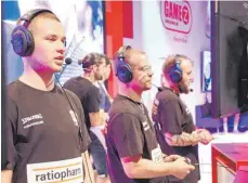  ?? FOTO: BBU’ 01 ?? Ein Teil des eSports- Teams von Ratiopharm Ulm bei der Spielemess­e Gamescom in Köln ( von links): Milan Jantosik ( milanjanto­sik), Michael Wagner (Wachn0r) und Marc Stuber (nepalm0711).