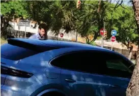  ?? ¡HOLA! ?? Gerard Piqué salió de su carro para intentar tranquiliz­ar a Shakira.