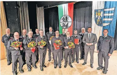  ?? FOTO: BIRGIT SROKA ?? Bei der Freiwillig­en Feuerwehr Schwalmtal wurden auf der Jahreshaup­tversammlu­ng langjährig­e Mitglieder ausgezeich­net, für zehn bis 50 Jahre.