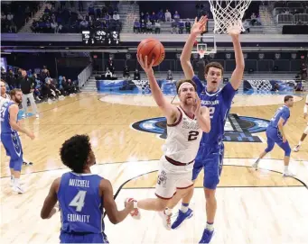  ?? GETTY IMAGES ?? MARCH TO PERFECTION: Gonzaga’s Drew Timme (2) drives to the basket past Creighton’s Ryan Kalkbrenne­r during the second half of the West Regional semifinals in Indianapol­is on Sunday.