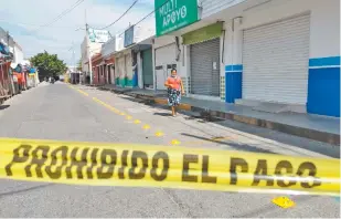  ??  ?? En Juchitán, Oaxaca, negocios no esenciales permanecen cerrados debido a la pandemia.