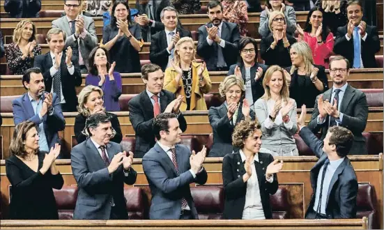  ?? EMILIA GUTIÉRREZ ?? El presidente del PP, Pablo Casado, recibió ayer una fuerte ovación de sus compañeros de grupo en el pleno del Congreso