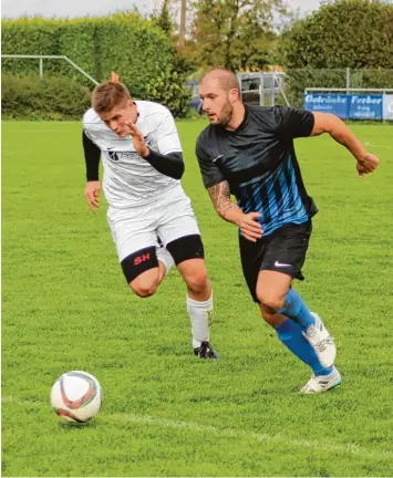  ?? Foto: Wilhelm Baudrexl ?? Keinen Sieger gab es im Verfolgerd­uell zwischen dem FC Gundelsdor­f (links Stefan Haider) und dem TSV Kühbach (rechts Durgun Bünyamin). An der Spitze hat sich der TSV Friedberg weiter abgesetzt. 0:1 Phan (30.)