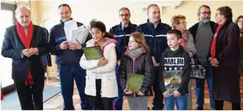  ??  ?? Célia Pamis Geland, Cindy Assire et Aaron Lemarchand ont emporté le prix de meilleurs jeunes citoyens