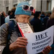  ?? AP ?? Niet. Una signora davanti alla Duma : «No all’aumento dell’età pensionabi­le»