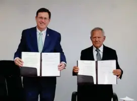  ?? UNIBE PARA LN ?? El acuerdo fue suscrito por el presidente de la Caja, Román Macaya (izq.), y el rector de la Unibe, Israel Hernández.